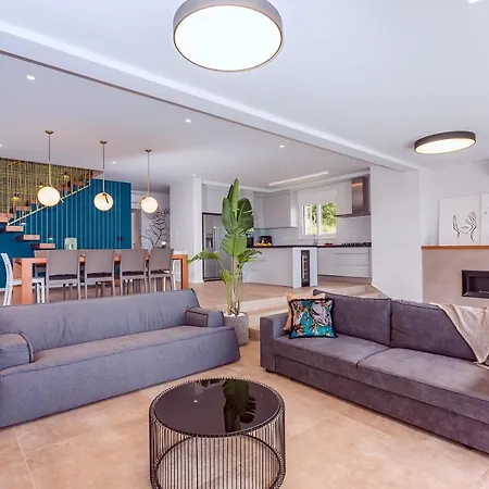 Villa Luxurius Aria With Heated 45sqm Pool, Jacuzzi And Seaview *