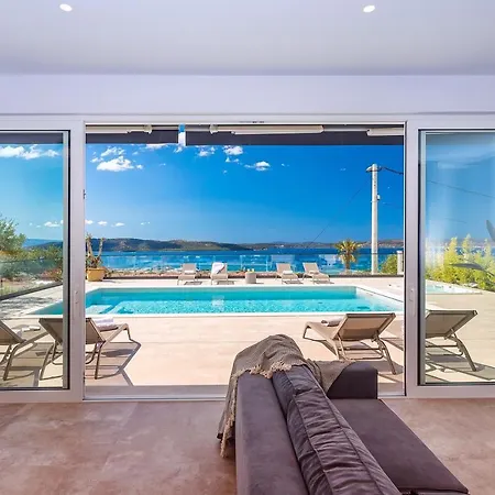 Luxurius Aria With Heated 45sqm Pool, Jacuzzi And Seaview Villa *