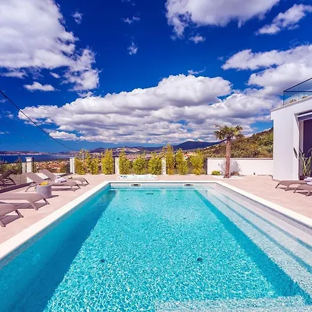 Luxurius Aria With Heated 45sqm Pool, Jacuzzi And Seaview Villa *