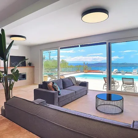 Villa Luxurius Aria With Heated 45sqm Pool, Jacuzzi And Seaview Kaštela