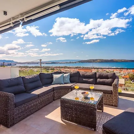 Villa Luxurius Aria With Heated 45sqm Pool, Jacuzzi And Seaview Kaštela