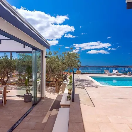 Luxurius Aria With Heated 45sqm Pool, Jacuzzi And Seaview *