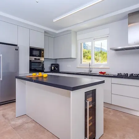 Luxurius Aria With Heated 45sqm Pool, Jacuzzi And Seaview