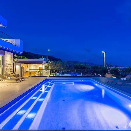 Villa Luxurius Aria With Heated 45sqm Pool, Jacuzzi And Seaview Kaštela