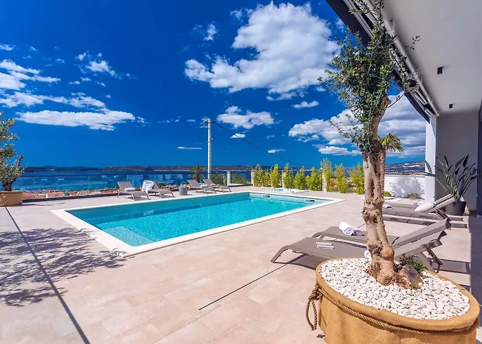 Luxurius Aria With Heated 45sqm Pool, Jacuzzi And Seaview