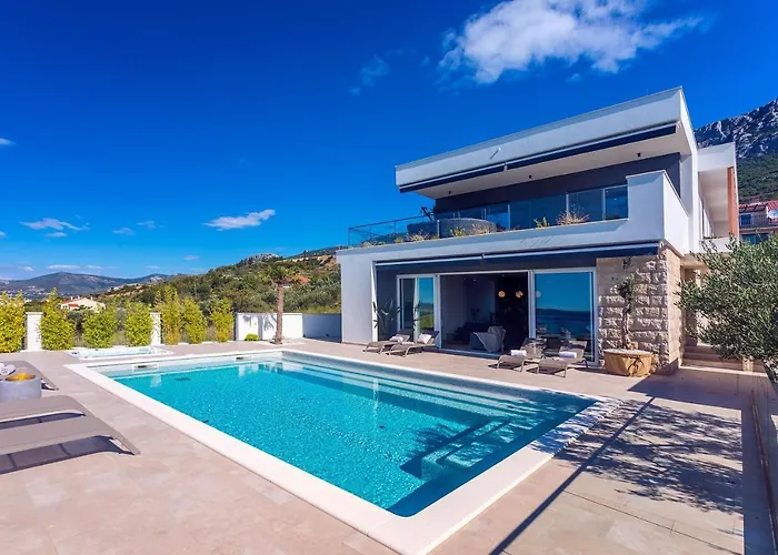 וילה Luxurius Aria With Heated 45sqm Pool, Jacuzzi And Seaview Kaštela
