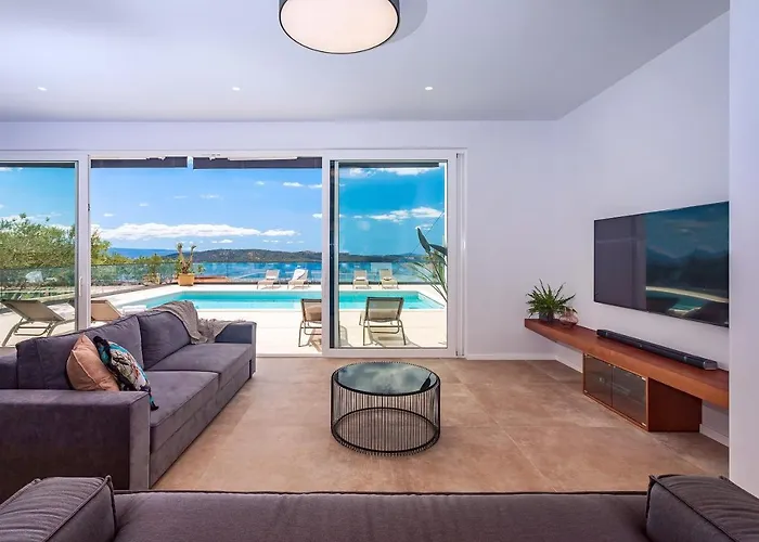 Luxurius Aria With Heated 45sqm Pool, Jacuzzi And Seaview וילה