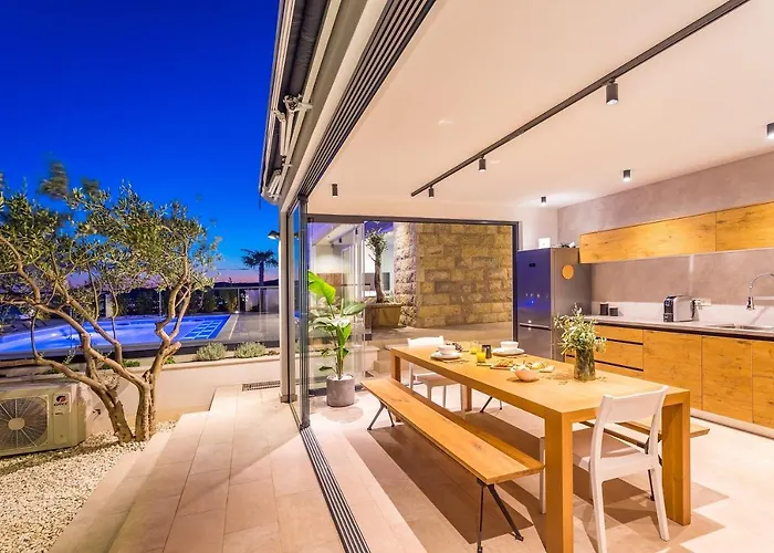 Luxurius Aria With Heated 45sqm Pool, Jacuzzi And Seaview וילה