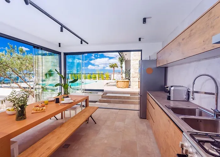 Luxurius Aria With Heated 45sqm Pool, Jacuzzi And Seaview