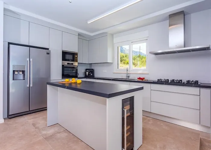 Luxurius Aria With Heated 45sqm Pool, Jacuzzi And Seaview