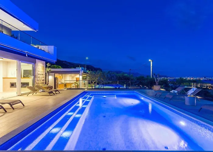 וילה Luxurius Aria With Heated 45sqm Pool, Jacuzzi And Seaview Kaštela